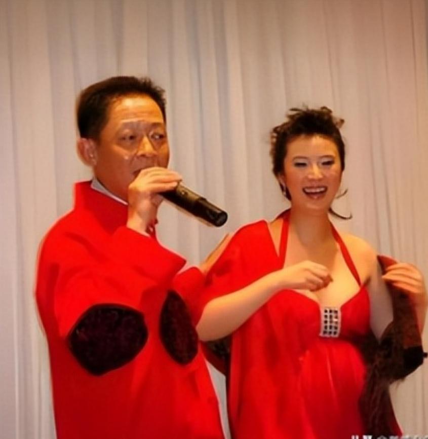 2008年，女富婆陈坚红迷上了王志文，她抛出一个无法拒绝的条件，“我五亿身家，年