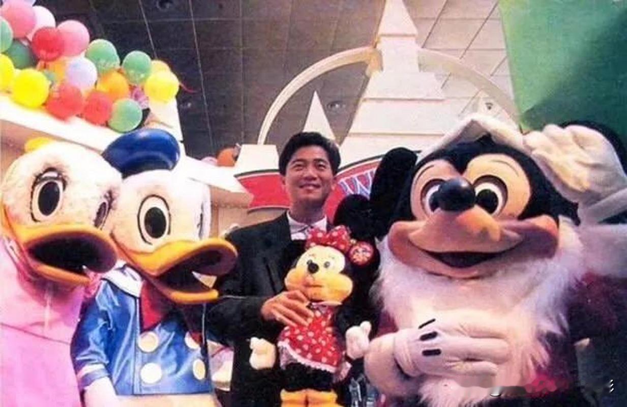 永葆童心的陈百强2️⃣
西装革履的陈百强与米妮、唐老鸭同框，笑容比气球更甜🎈