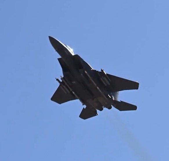 美国空军一架F-15EX战斗机在科威特上空被击落。
当地消息人士称，该飞机是被远