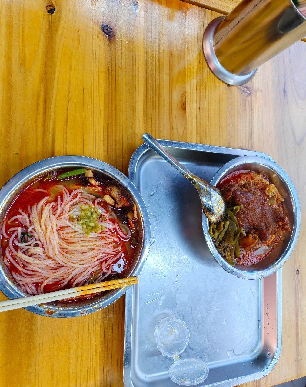 年轻的时候特讨厌吃螺蛳粉觉得没啥味自从来广东吃了一次这家店就被圈粉了每次来都要吃