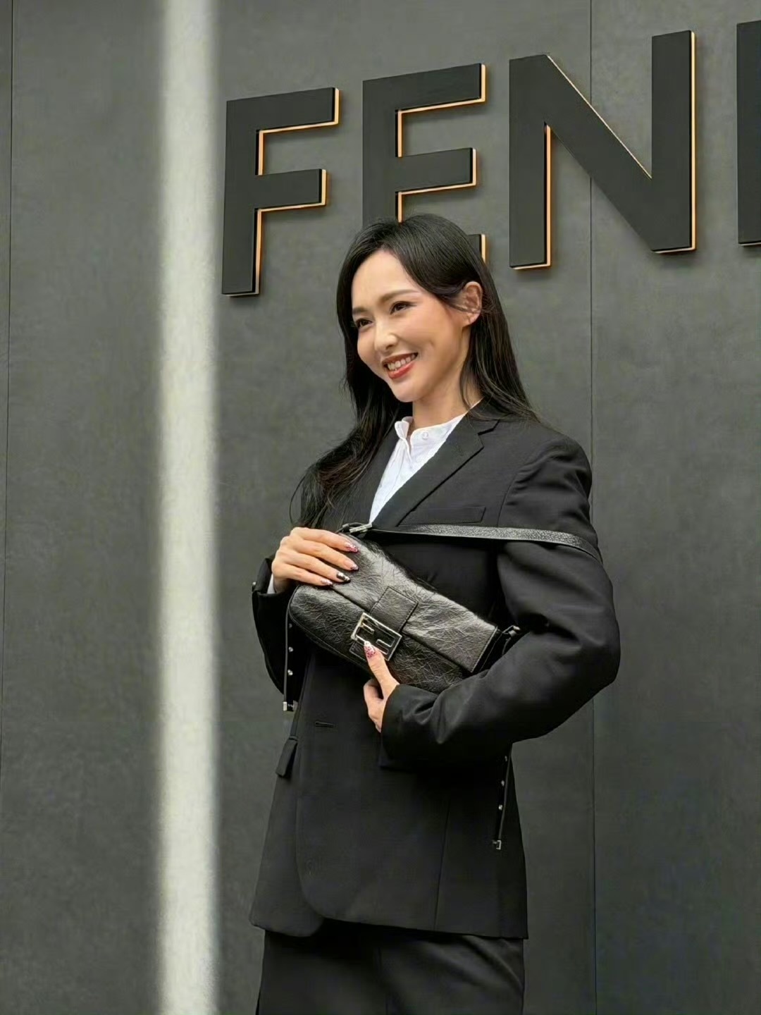 唐嫣线下活动的这个状态总感觉怪怪的，她特别喜欢笑，但是笑的时候面部苹果肌感很重，