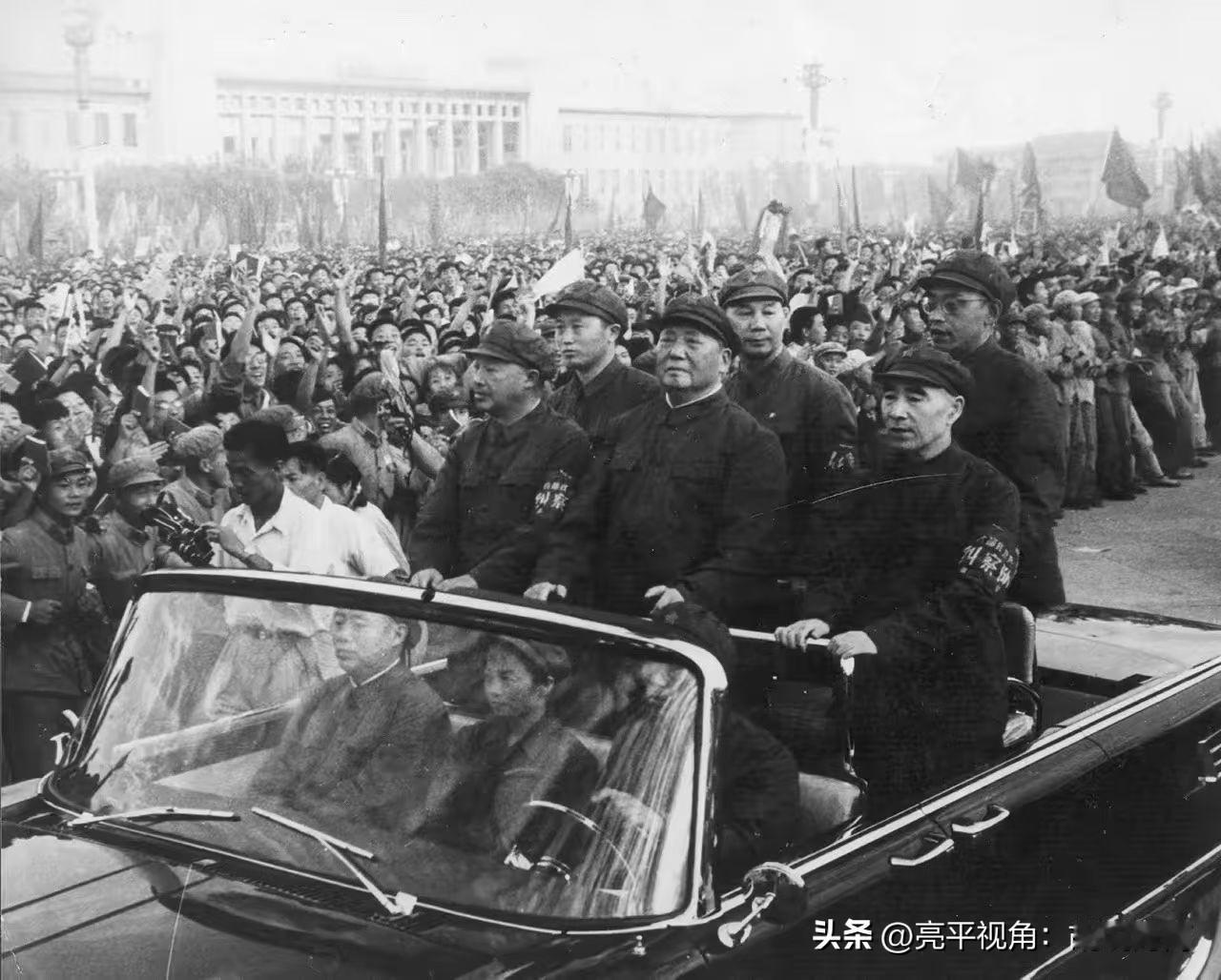 【历史老照片】1966年8月，神情肃穆的教员在左手佩戴Hong卫兵纠察队袖章的副