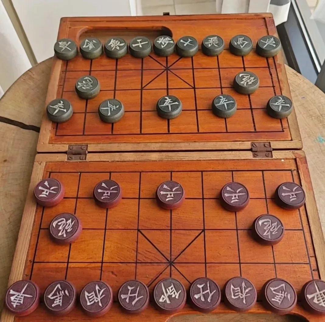 上联：棋盘三尺能跑马
下联：田格两寸可走象