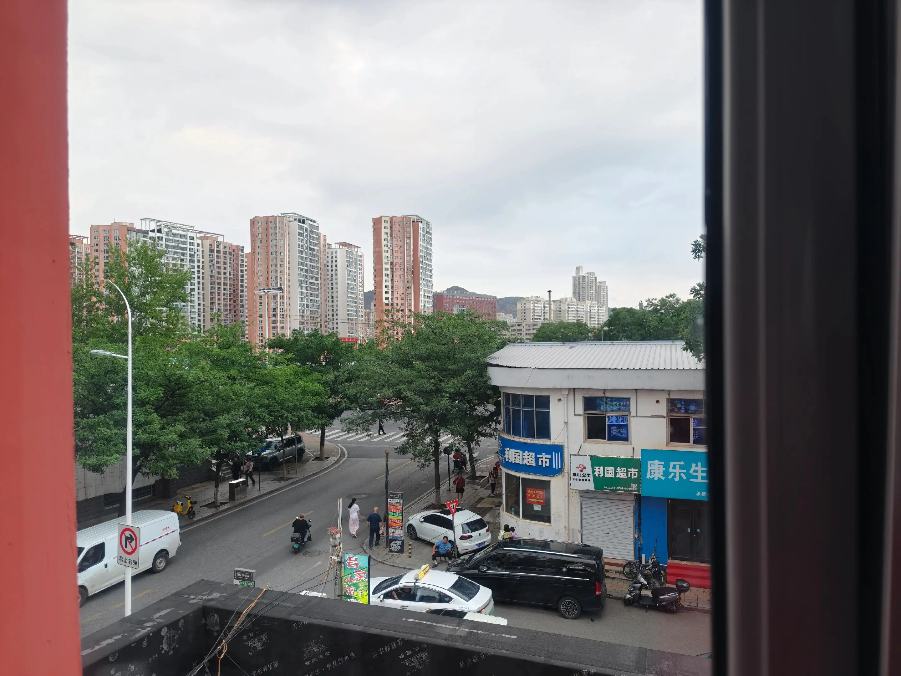 初到承德，感受老城的市井烟火。