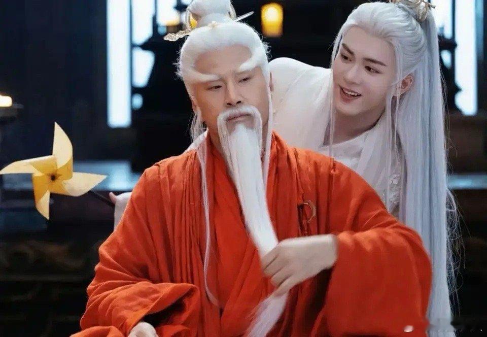 《临江仙》白九思手拿风车躲在玄微长老身后，还探出一个头观察着玄微长老那模样咋有点