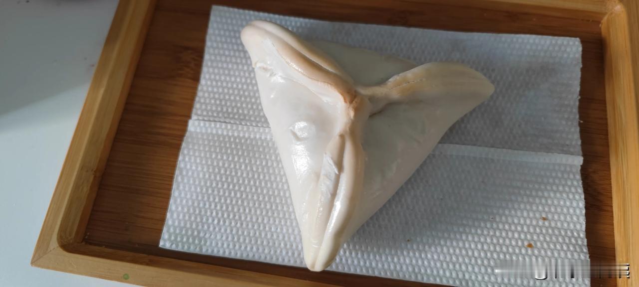 一口糖三角，瞬间破防！这才是刻在骨子里的年味
 
外甥春节给我送了宫门口馒头，烤