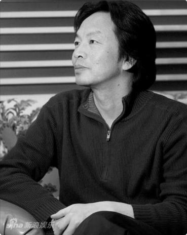 刘震云说：“看人不必复杂，记住一句就够：虚伪者热衷合群，真诚者偏爱独处。少和人缘