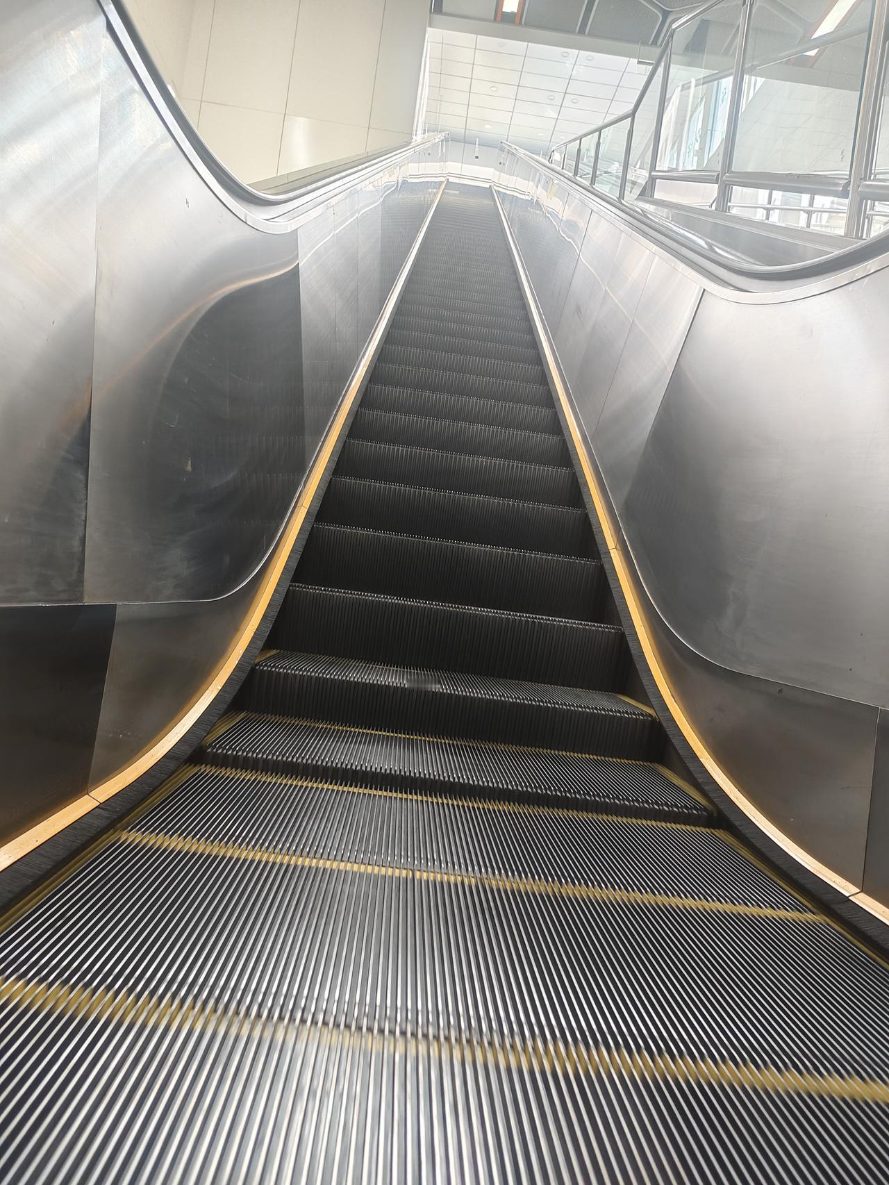 有些人是不值得帮的。

林威和韩方是大学同学。

林威找韩方求工作，说他公司，不