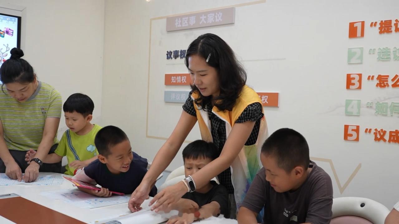 青田娃娃开学仪式感拉满 一张书皮、一双巧手、一份期待。开学季来临，浙江青田多个社