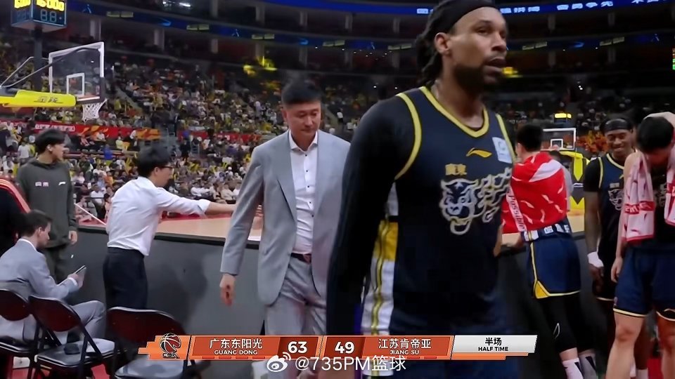 广东男篮vs江苏男篮 希望下半场不要浪，守住这个优势。 