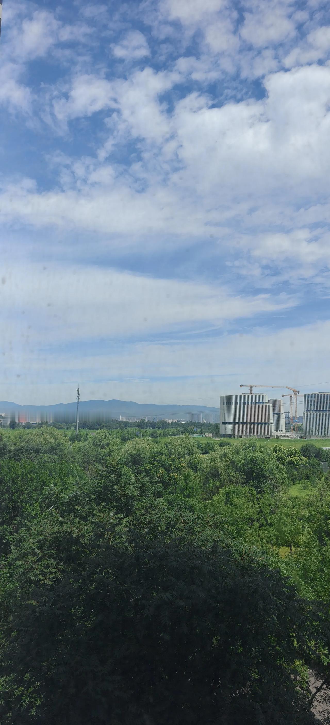 夏日生活打卡季夏日的天空夏日晴空澄澈透亮，云朵蓬松绵软，傍晚晚霞晕染天际，晚风轻