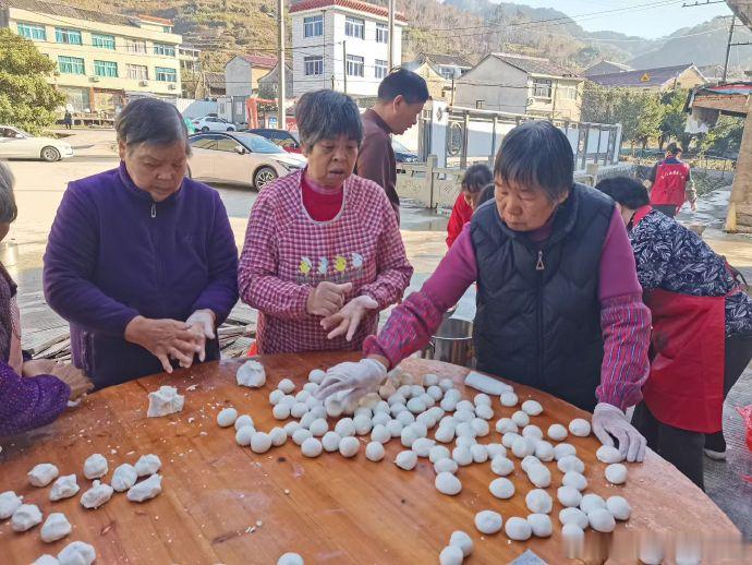 台州志愿者与老人围坐搓圆传递浓浓敬老情 三门亭旁镇暖心冬至！志愿者陪老人搓冬至圆