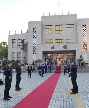 如同走星光大道！台湾“立法院”新一届“立委”今天报到，并将选出正副“院长”。一早