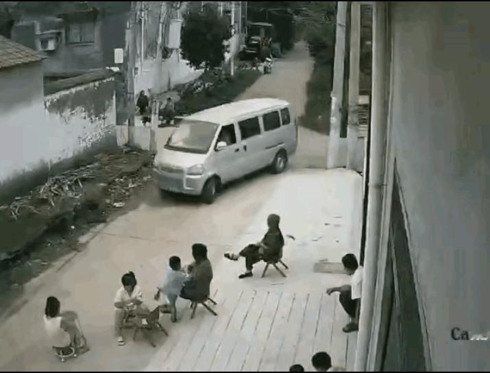 不知道是车的问题，还是人的问题，司机的眼睛不知道在看哪里，明明坐着几个人，硬是看