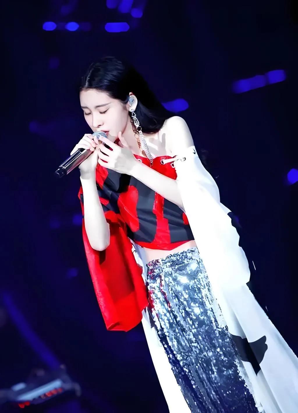 张碧晨广州站演唱会近日开票，意外遭遇市场冷淡。相较过往巡演热度，本次销售速度明显
