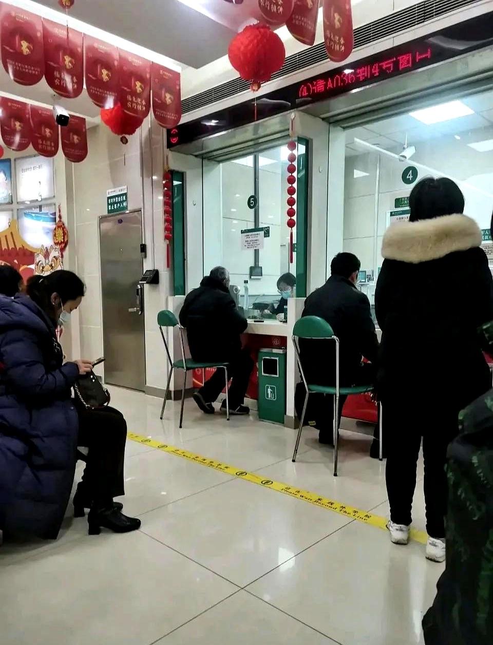广东肇庆，一大爷在银行存了1万元为期1年的定期，隔年到期后，取出利息又存入2万元