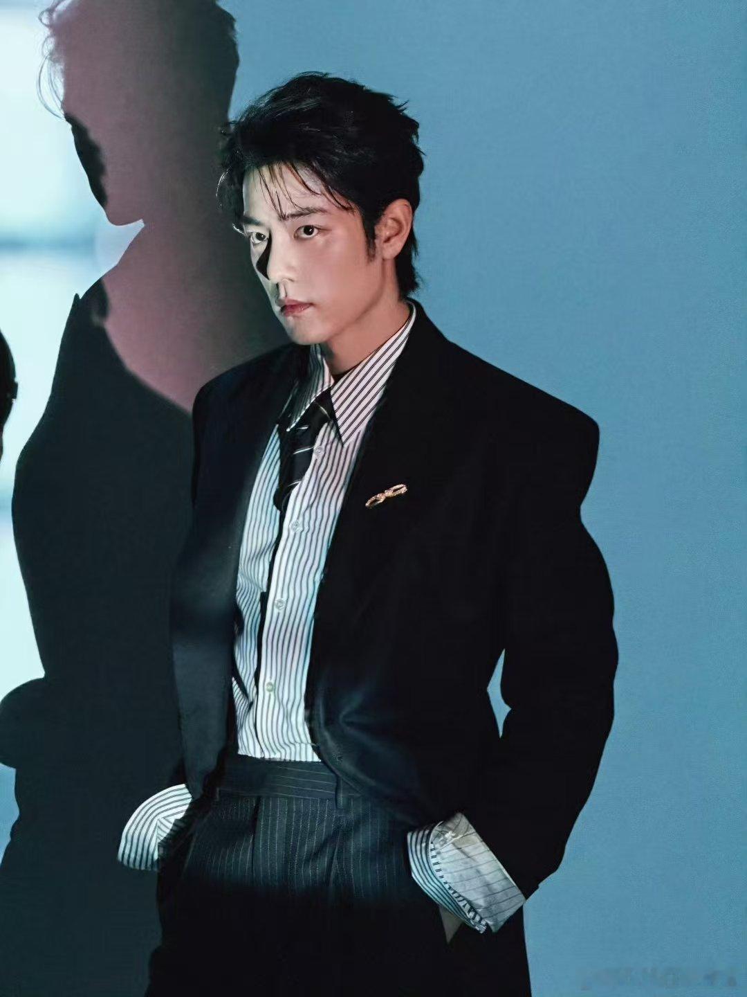 肖战光影live图肖战连影子的侧影都这么权威肖战电影节出图，好权威的侧颜 