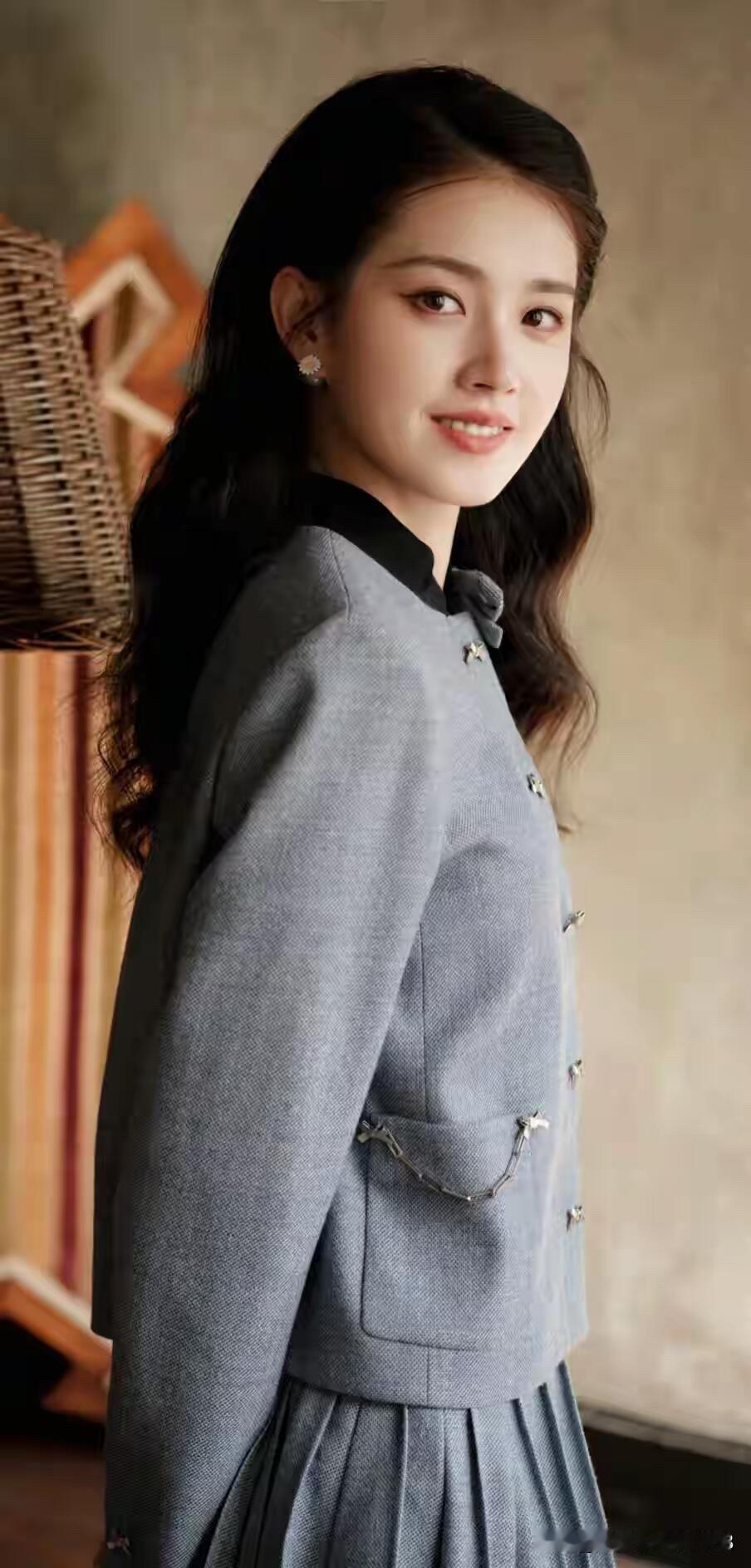 短剧最美女演员，以前不觉得她美，现在看她真的美，侧颜完美无瑕。她叫郭宇欣，是真正