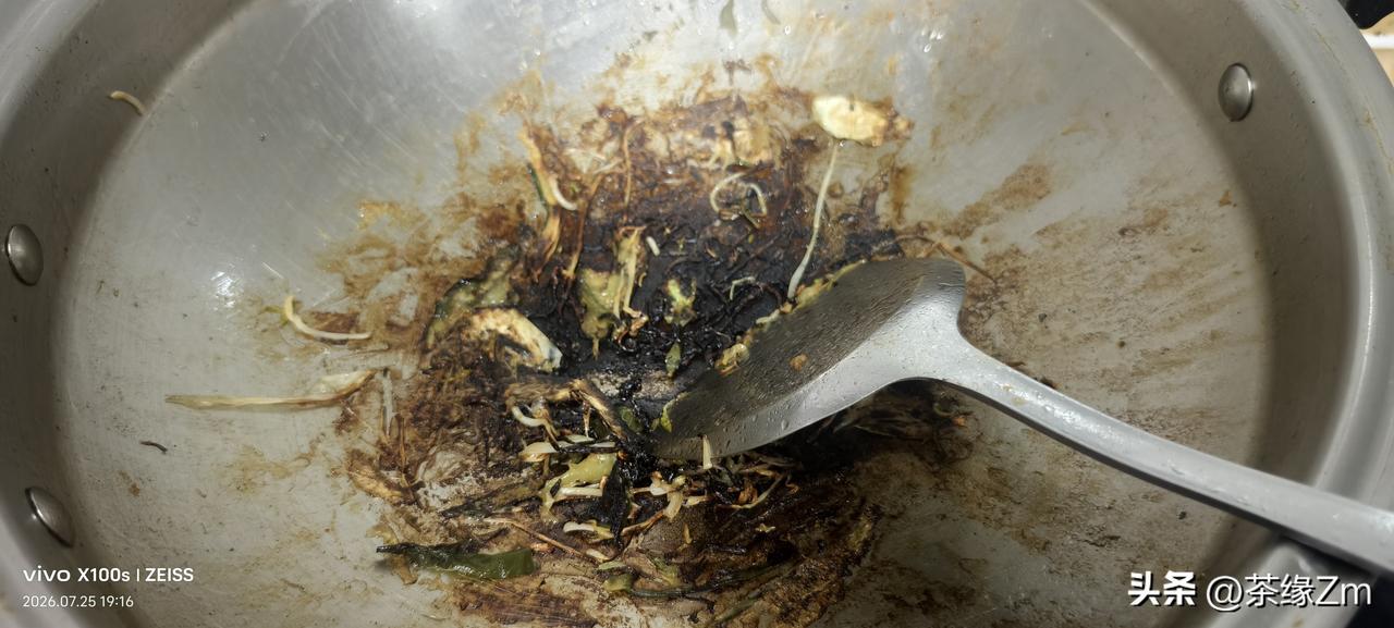 又把锅烧糊啦，唉，年纪大喽，真是不中用咯。炒菜就专心炒菜嘛，偏要去看视频，这下可