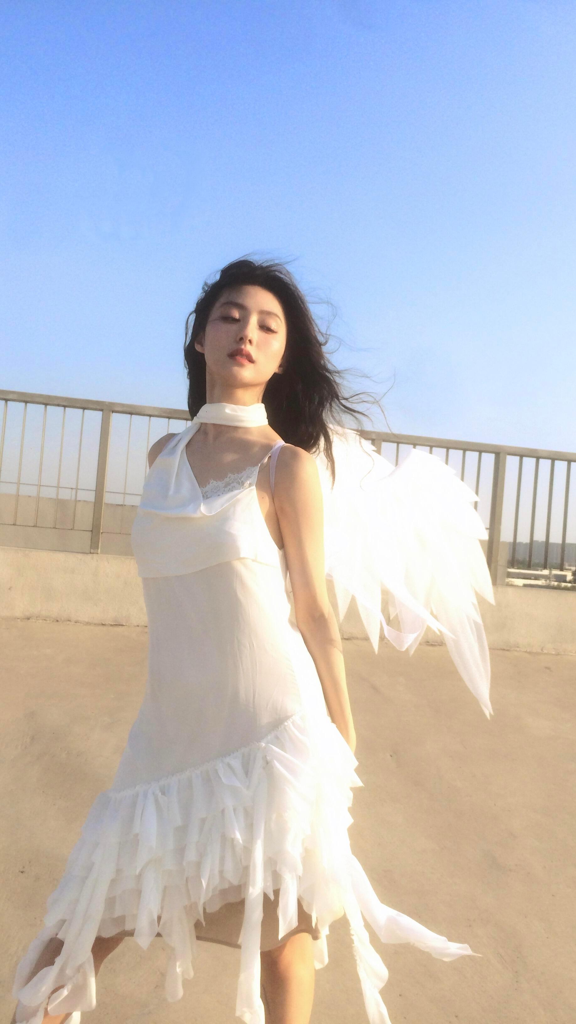 👤 胡连馨写真花絮 美美 鼻头长得真好 软化了整张脸的线条 娇憨的气息 