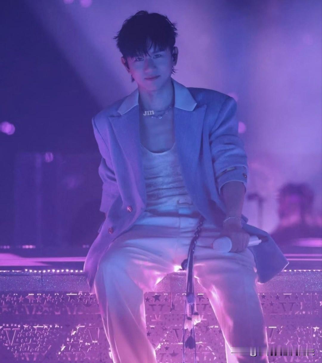 张杰这次真让人服气！
澳门跨年演唱会上，他没躲没闪，对着满场观众把心里话摊开了。