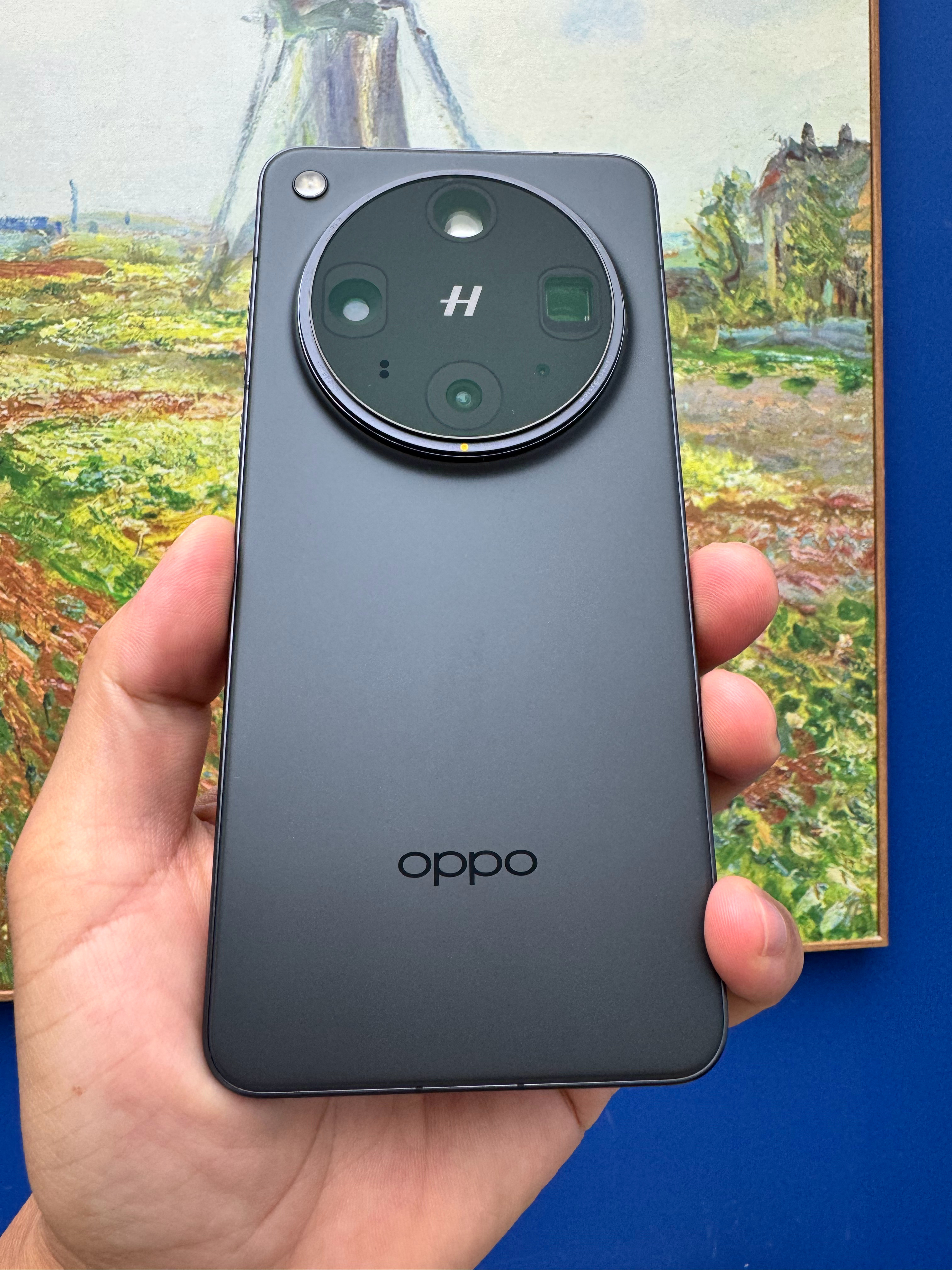 OPPO Find X8 Ultra 在国产的Ultra 屏幕上有个优势，它是直