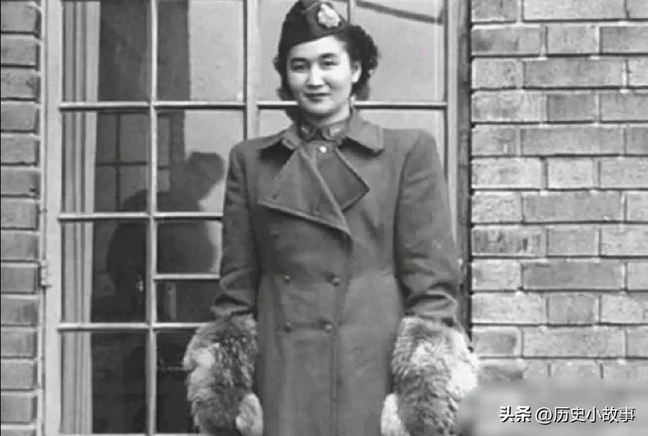 1940年，地下党康乃尔正在茶楼打牌，一军统美女突然拍了拍他的肩膀，对他说："你