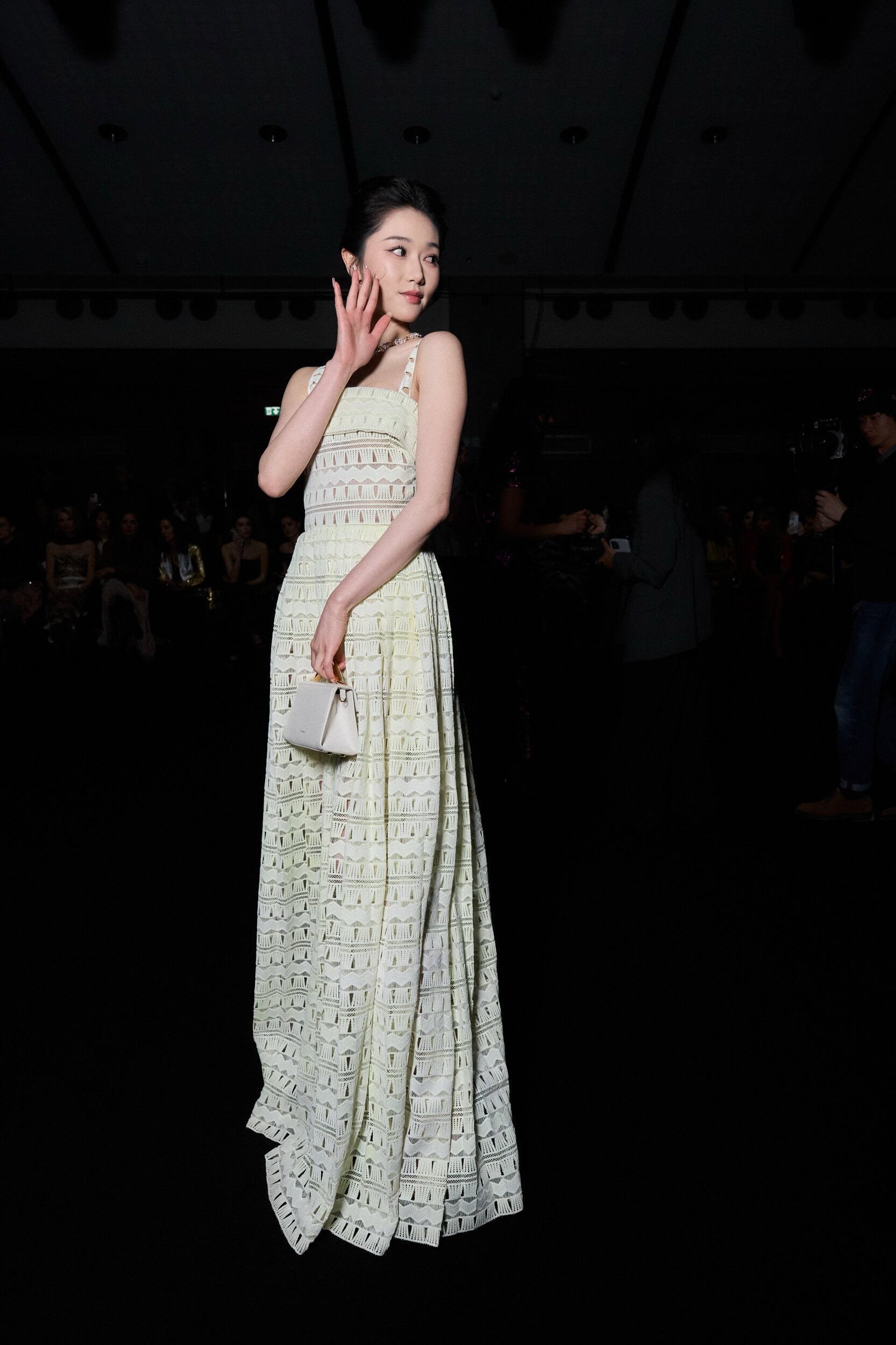 外媒镜头下的岳雨婷 Givenchy 后岳雨婷又再次亮相 Elie Saab 秋