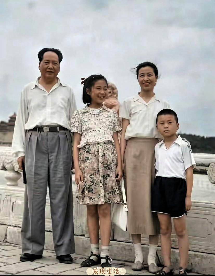 教员一家温馨时刻，中间站着的是李衲，一旁站着的小男孩是谁？