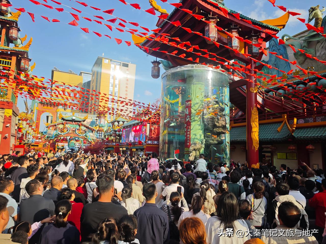 2024国庆节假期第一天，下午四点，青岛明月·山海间特色文旅街区已经客流量爆满、