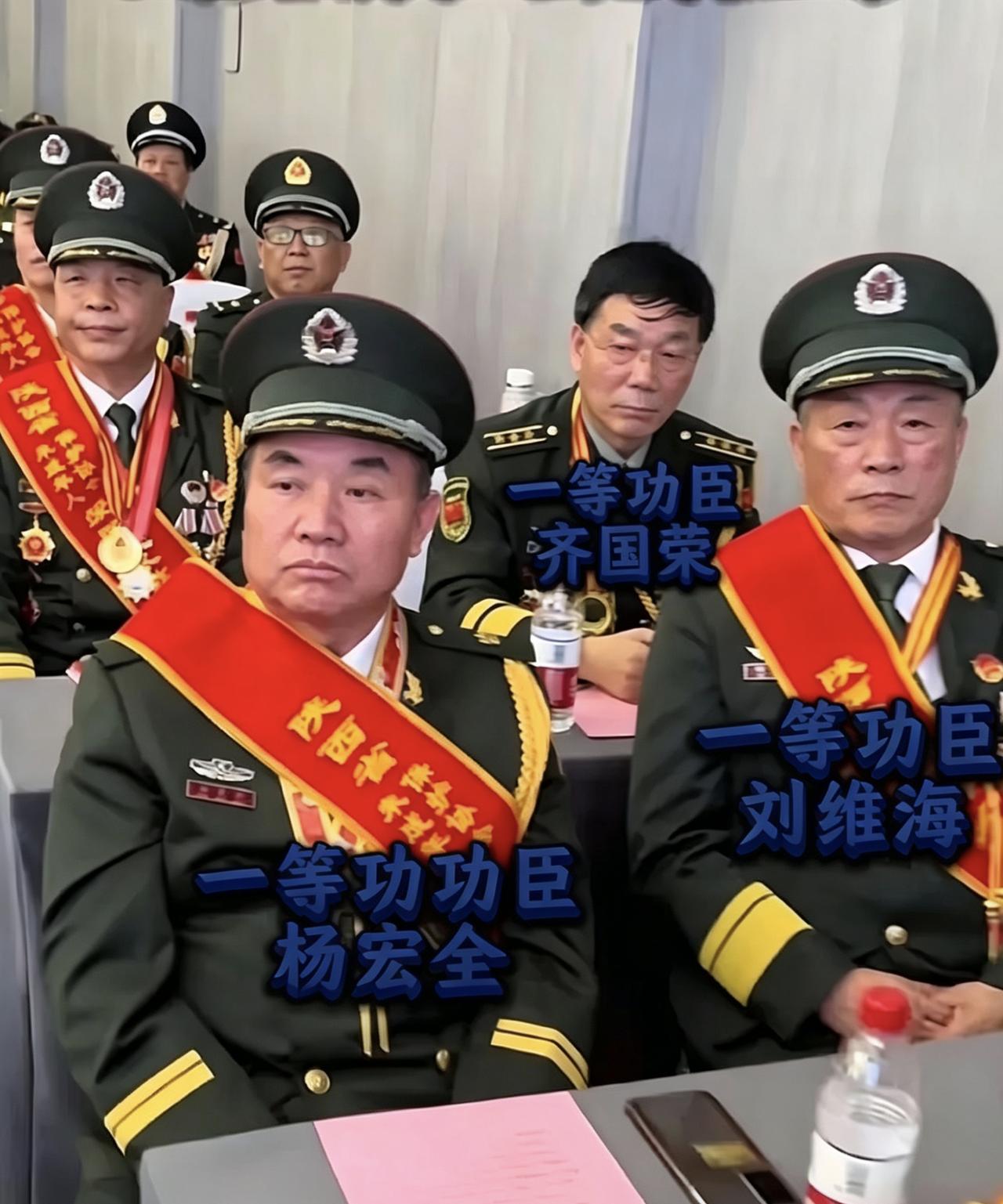 满脸皱纹的平凡老人，竟是一等功共和国英雄！致敬深藏功名的老兵
 
没想到这三位看