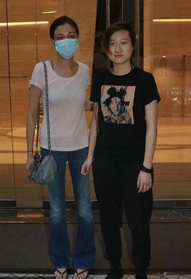 关于成龙不认私生女吴卓林这件事，吵了整整二十多年了。很多人骂成龙冷血、不负责任，