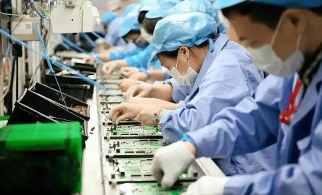 日本佳能撤了，工厂迁到了越南，韩国三星把手机产能迁到了越南，德国阿迪达斯和美国耐