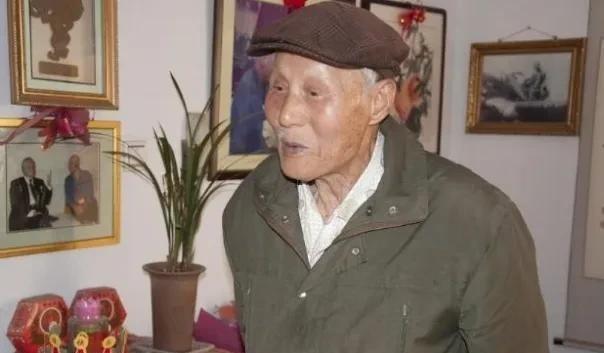 1983年，63岁老人正给领导倒水，领导低头一看，这老人竟穿着空军专用的拉练裤，