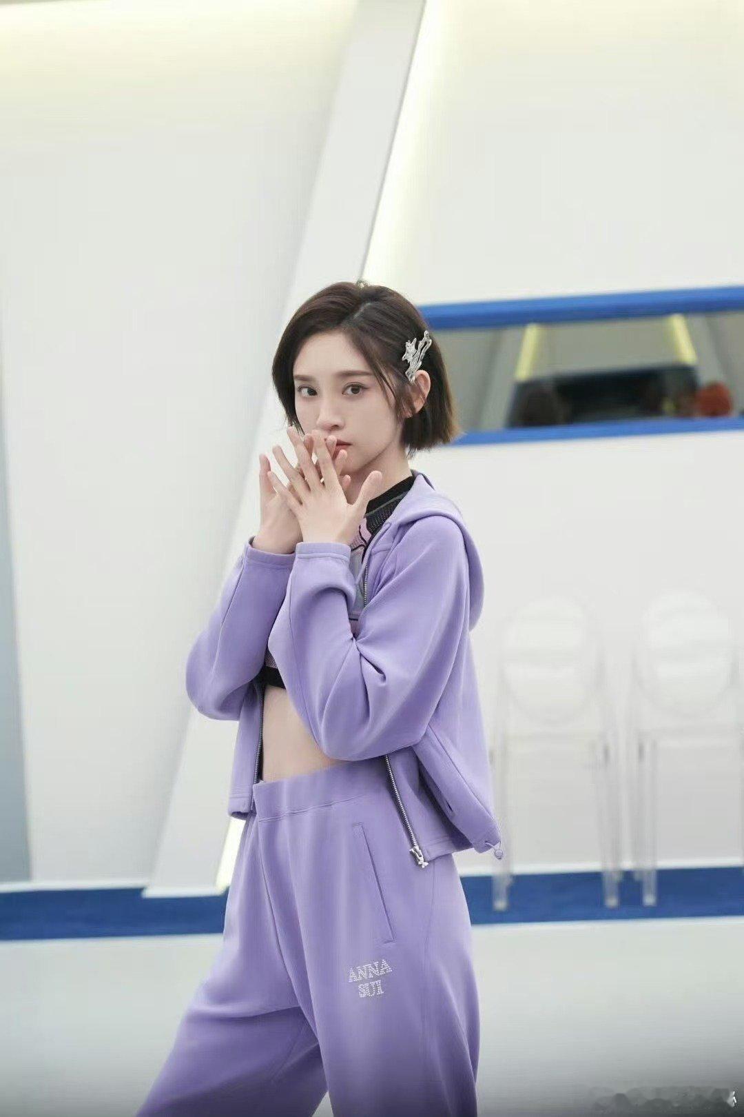 歌词烫伤唐艺昕的嘴被歌词难度困住也不曾敷衍，温柔又努力的唐艺昕，前路满满惊喜。 