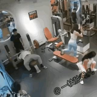 健身房教练盯深蹲妹子走神，杠铃回弹把我肩颈压住。
我抬脚甩拖鞋啪他后脑，他疼醒才