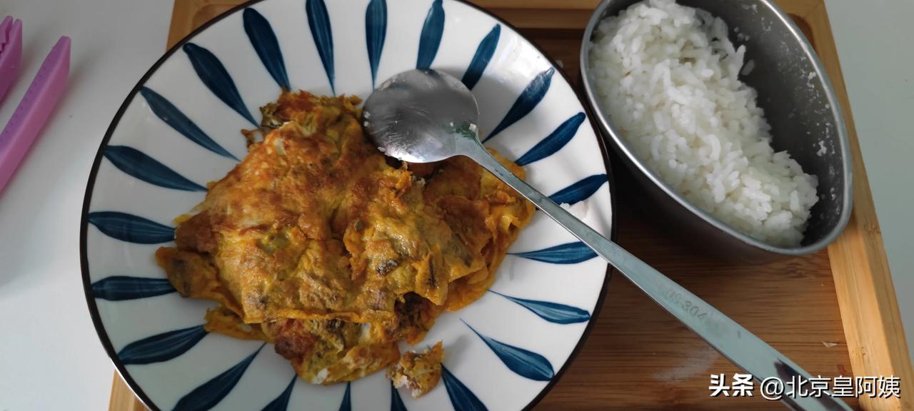 老伴今天想吃香椿摊鸡蛋，他兴冲冲亲自下厨！四个鸡蛋摊得金黄，萝卜丸子汤咕嘟冒泡，