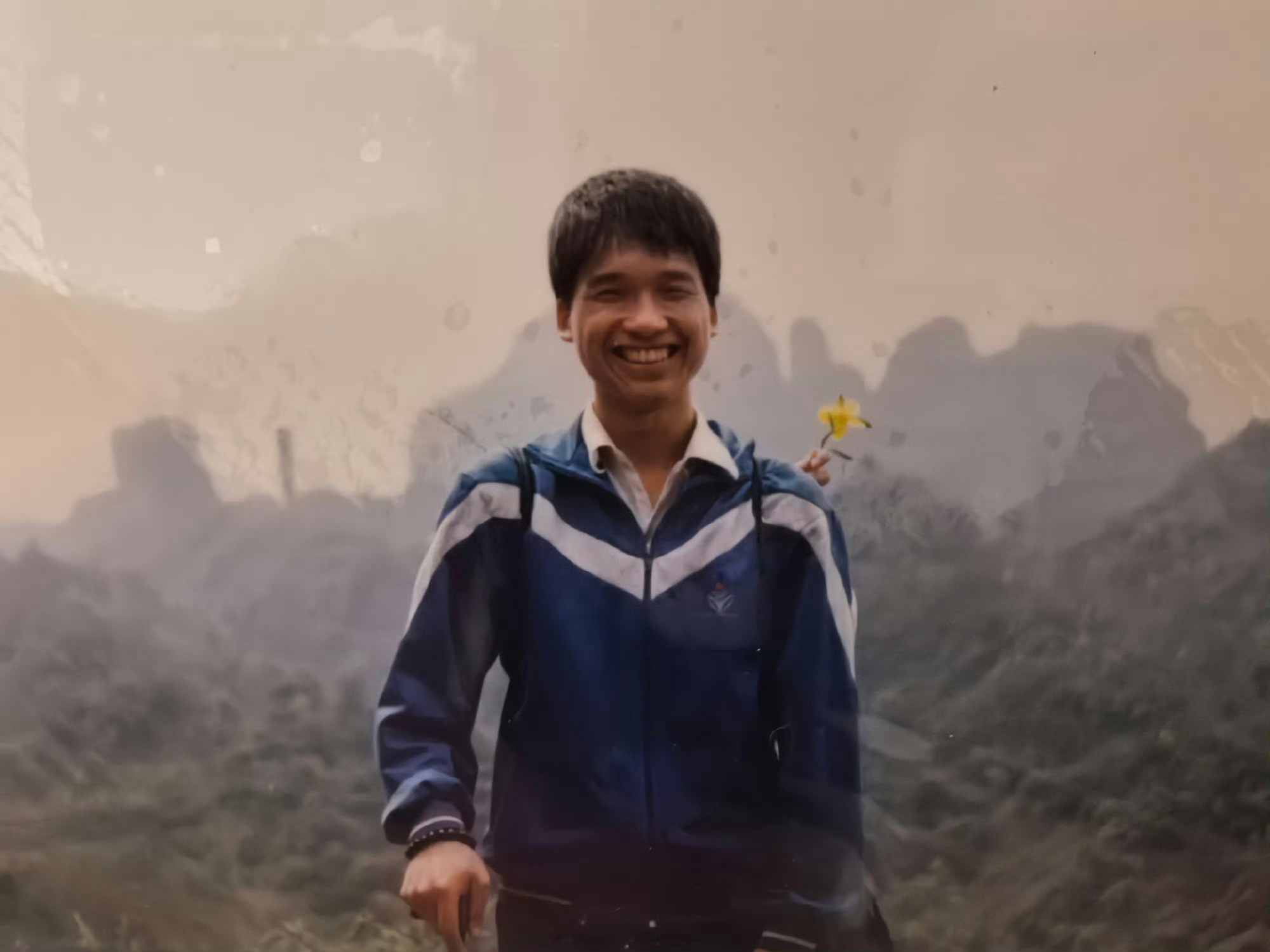 这是我大学期间穿着高中时候的校服登上韶关丹霞山的留影。这是唯一一张我觉得最不像我