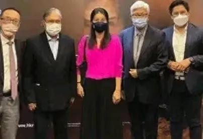在璀璨夺目的体育星空下，有这样一位女子，她以不凡的姿态，不仅在跳水台上跃出了辉煌