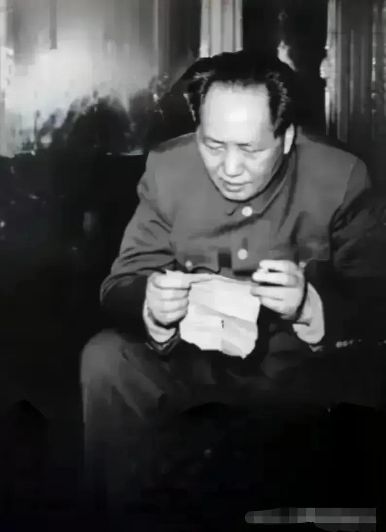 🍀请停留几秒，为伟人点个赞送朵花💐
《伟大领袖的师道情怀》
在时光的长河里，