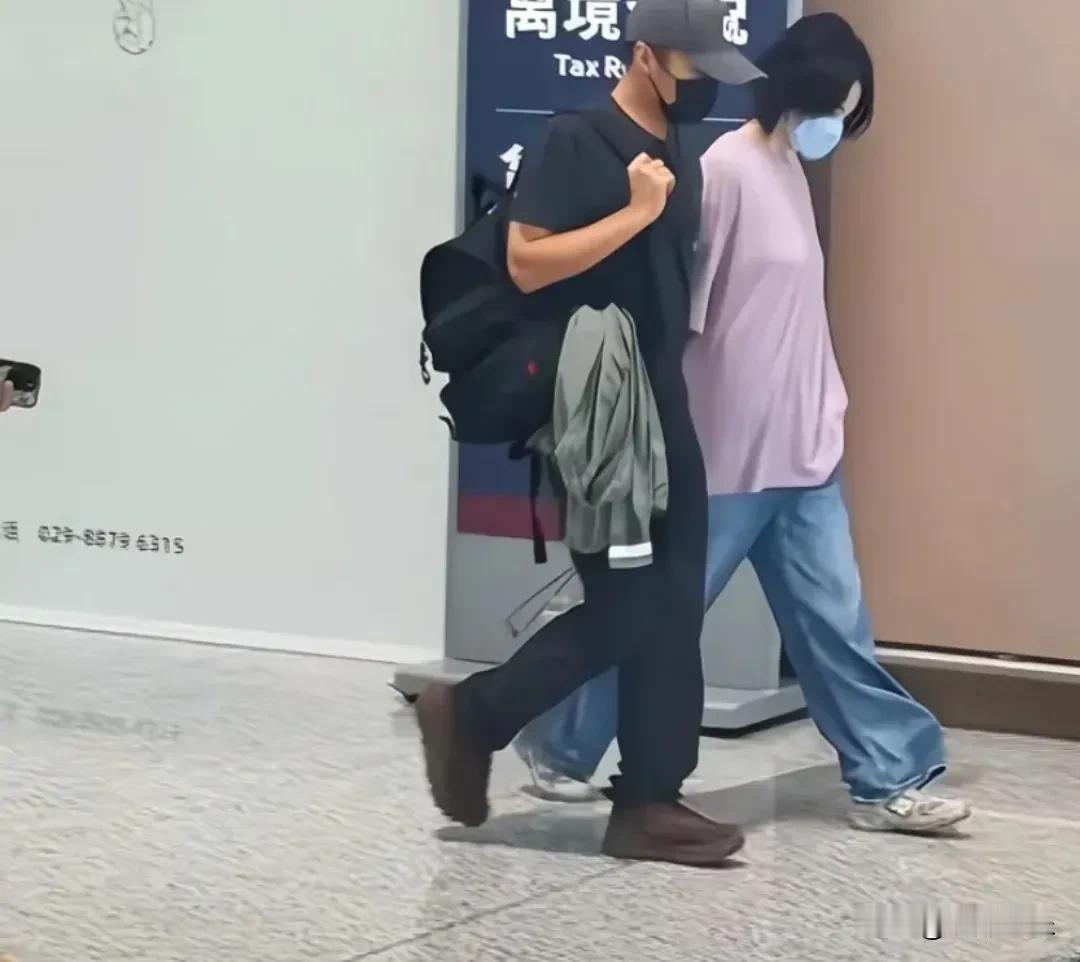 王菲谢霆锋西安机场十指紧扣！谢霆锋穿增高鞋配天后，是真爱无疑了

6月29日，有