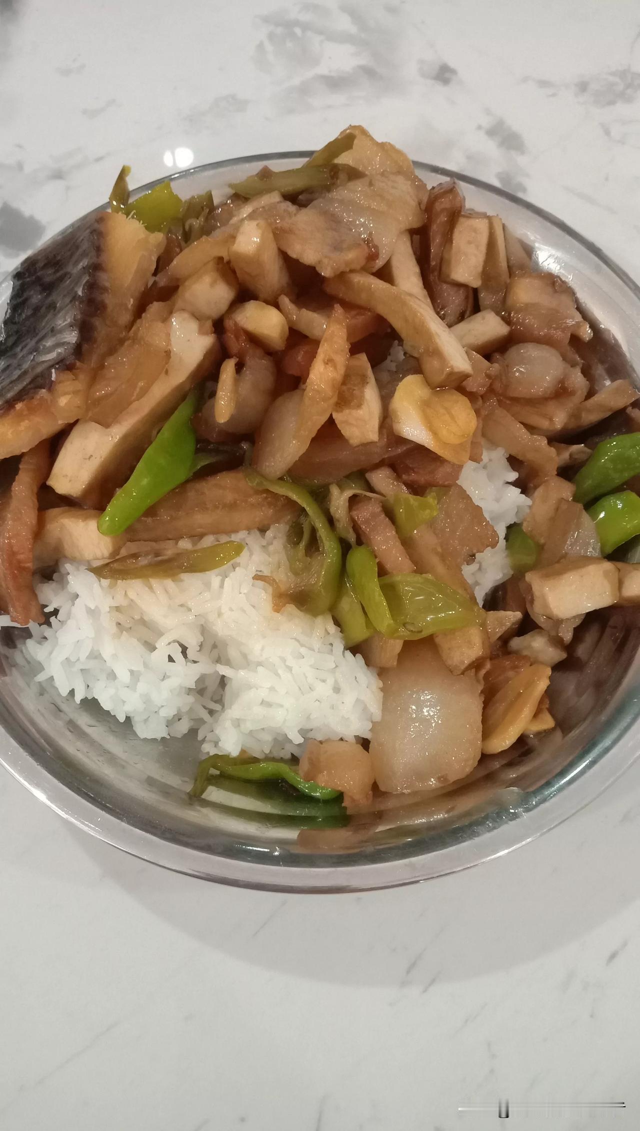 【松滋纸厂河老乡做的饭菜就是好吃】
​
​1.这个老乡说要跟邓老师合作10年，让