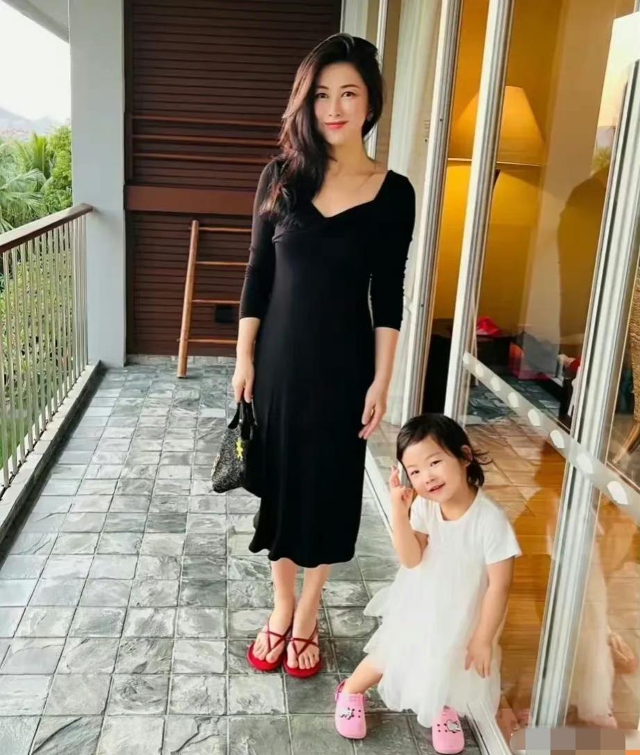 朱珠的女儿和她老公很像！