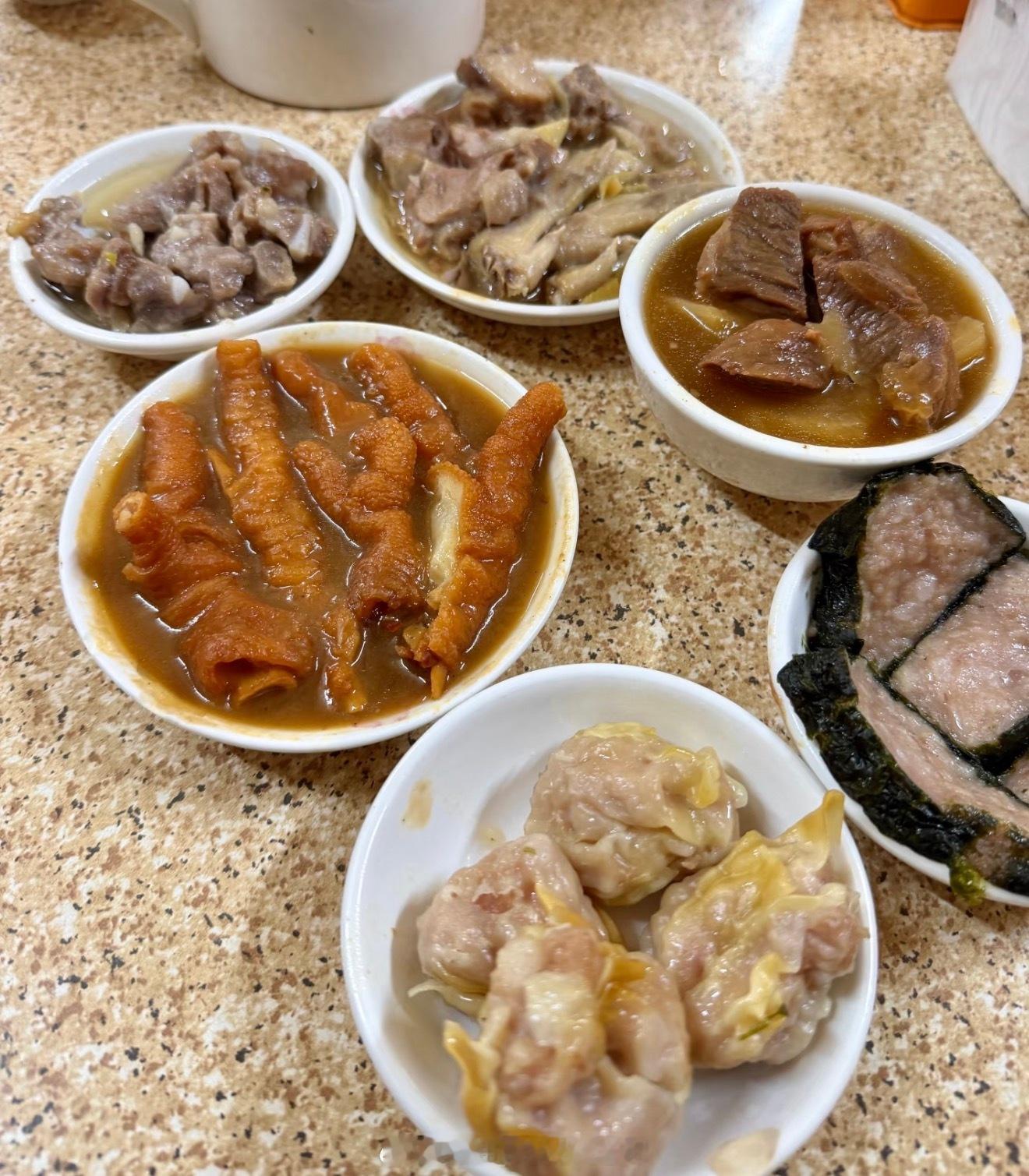 跟老婆一起出门就精致了很多，给大家分享一下生活吧兄弟们早上好黄金金价现货黄金