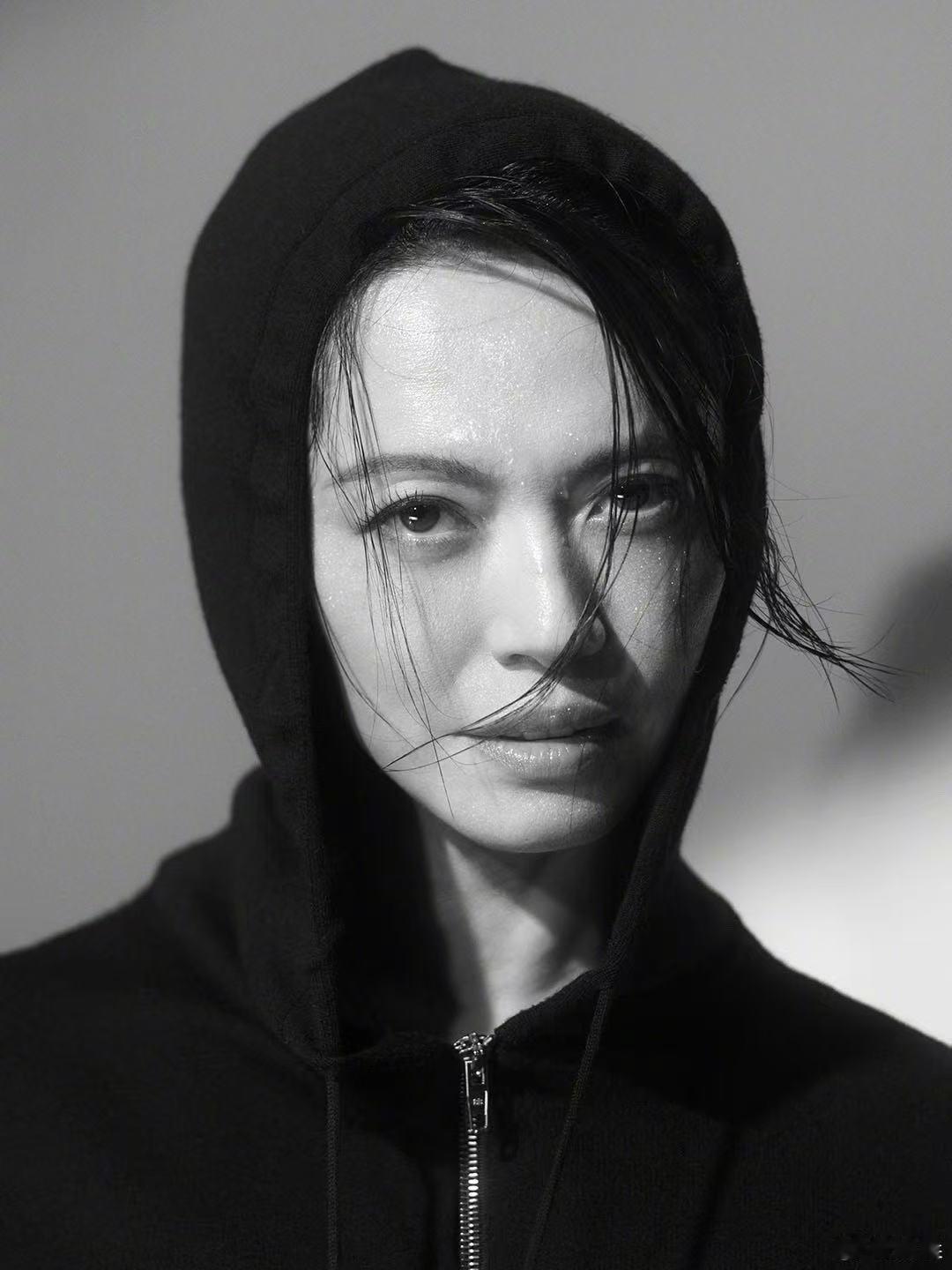 娱乐姚晨湿发大片姚晨湿发氛围感姚晨开屏封神！镜头感绝了，又飒又美，这气场谁顶得住