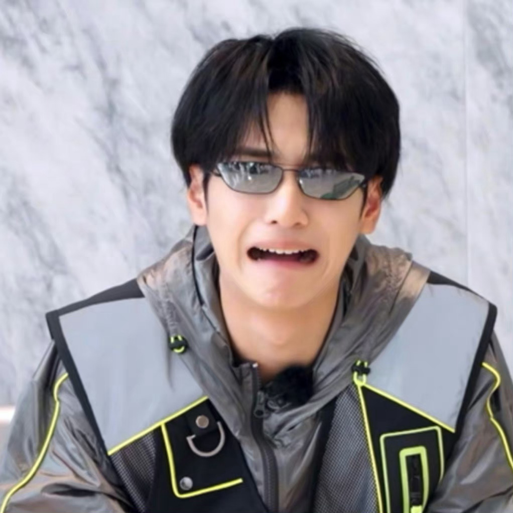 #严浩翔说墨镜是自己最后的尊严#戴墨镜的严浩翔是真的好帅气呀，这张脸无论戴什么样