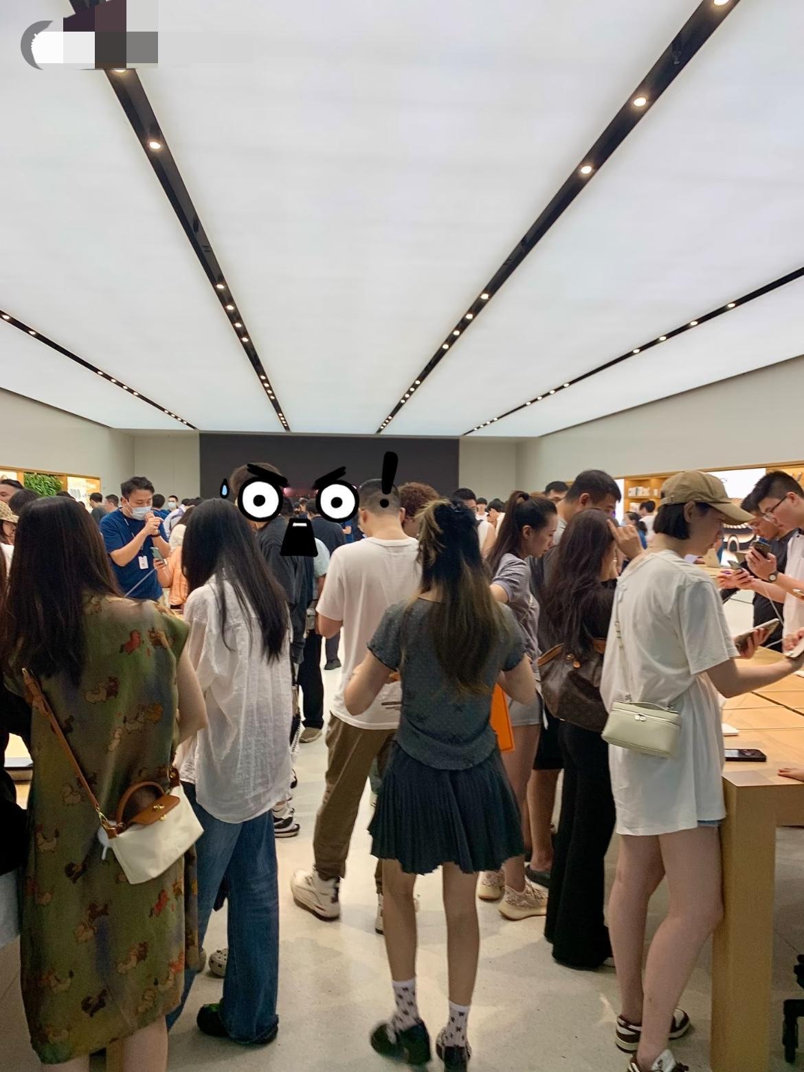 家人们 你们不懂

贫穷限制了我的想象

预约人数14万[白眼]

门店挤的像极