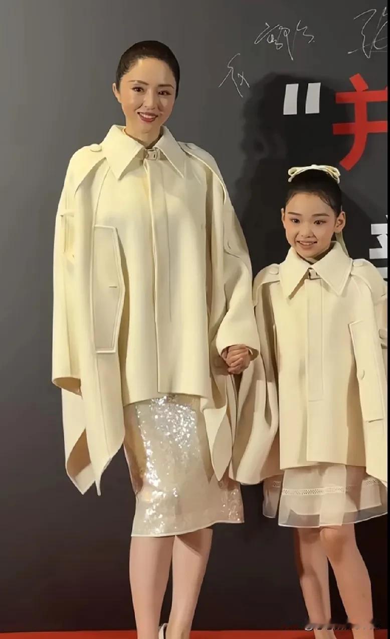 董璇的女儿小酒窝可真是极为漂亮呢！不过呢，总感觉她年龄尚小，表现却颇为老练，笑容