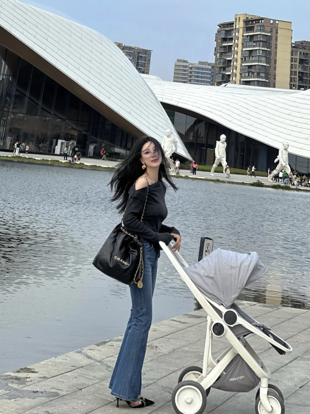 工作日是穿搭博主～周末是遛娃辣妈～