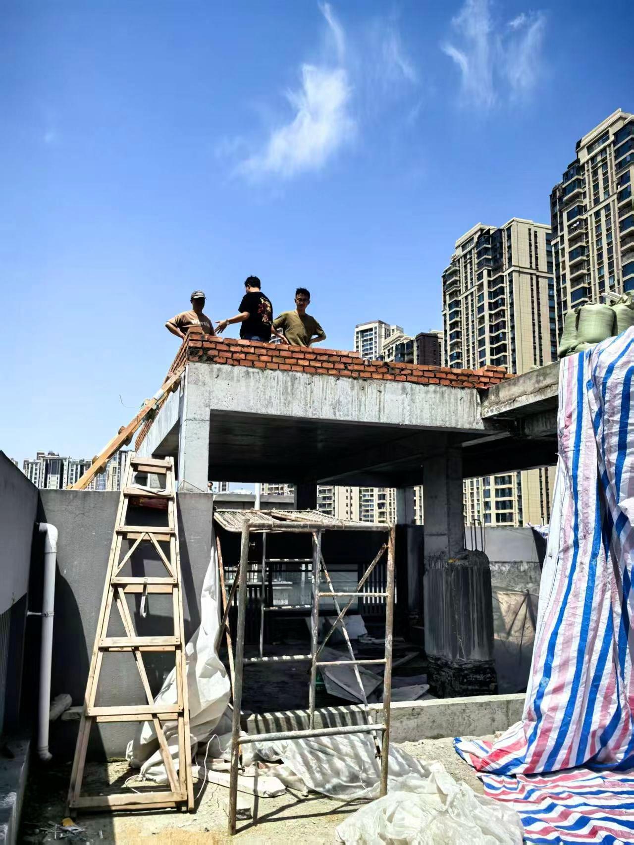 这个天气，在楼顶喝茶晒太阳，感觉应该不错，
哈哈，
最好是还有把太阳伞，困的时候